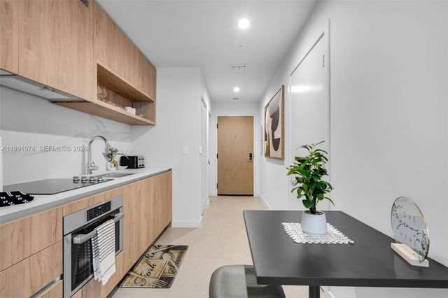 11 NE 6 th 2808, Miami, FL 33132