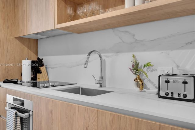 11 NE 6 th 2808, Miami, FL 33132