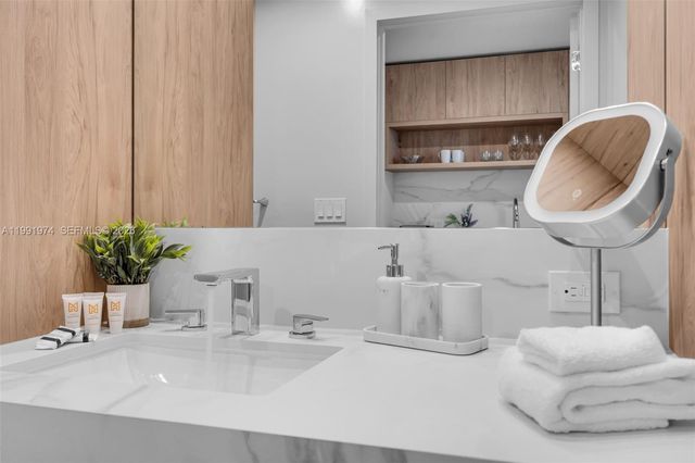 11 NE 6 th 2808, Miami, FL 33132