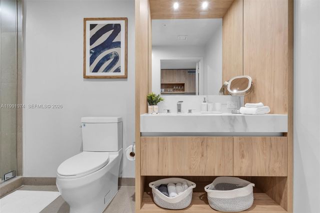 11 NE 6 th 2808, Miami, FL 33132