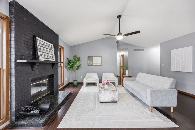 927 Aspen Ct, Iowa City, IA 52240