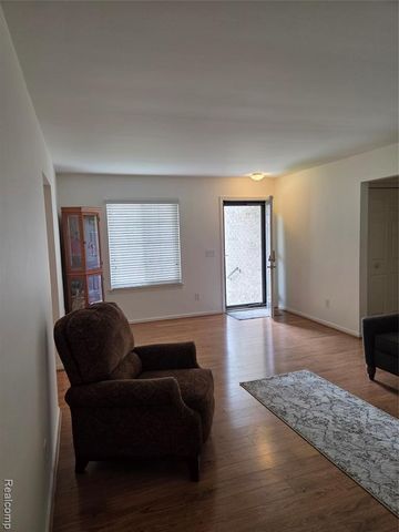 958 Country Club Drive 6, Saint Clair Shores, MI 48082