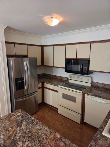 958 Country Club Drive 6, Saint Clair Shores, MI 48082