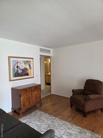 958 Country Club Drive 6, Saint Clair Shores, MI 48082