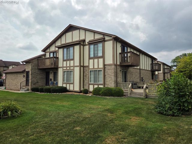 958 Country Club Drive 6, Saint Clair Shores, MI 48082