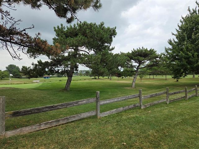 958 Country Club Drive 6, Saint Clair Shores, MI 48082