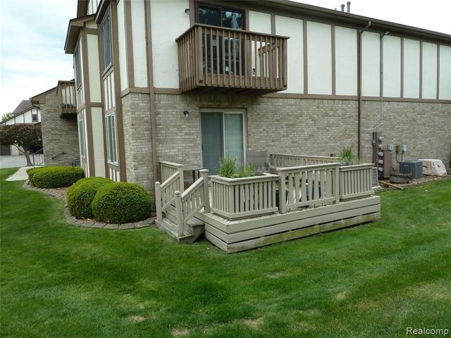 958 Country Club Drive 6, Saint Clair Shores, MI 48082