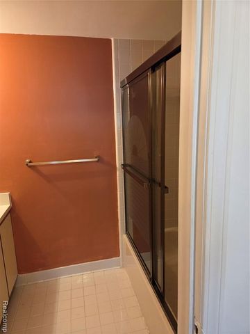958 Country Club Drive 6, Saint Clair Shores, MI 48082