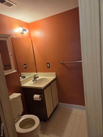 958 Country Club Drive 6, Saint Clair Shores, MI 48082