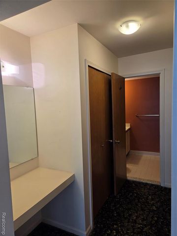 958 Country Club Drive 6, Saint Clair Shores, MI 48082