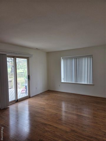 958 Country Club Drive 6, Saint Clair Shores, MI 48082