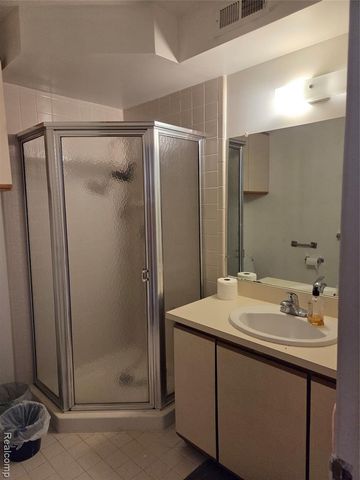 958 Country Club Drive 6, Saint Clair Shores, MI 48082