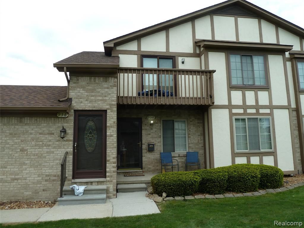 958 Country Club Drive 6, Saint Clair Shores, MI 48082