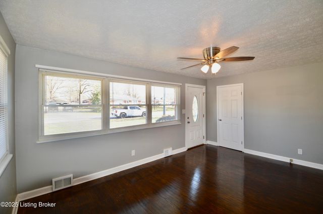 5771 Dorinda Dr, Louisville, KY 40258