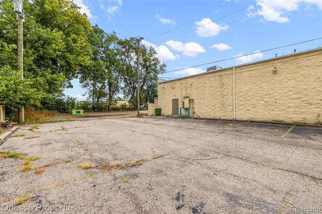 10840 W 9 Mile Road, Oak Park, MI 48237