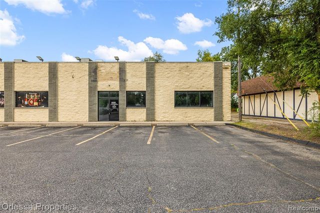 10840 W 9 Mile Road, Oak Park, MI 48237