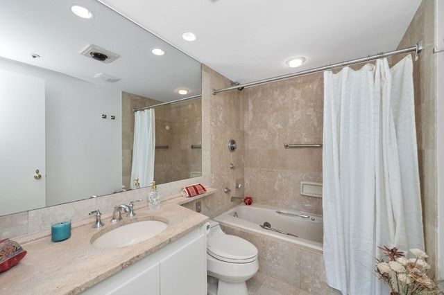 20 Rowes Wharf PH4, Boston, MA 02110