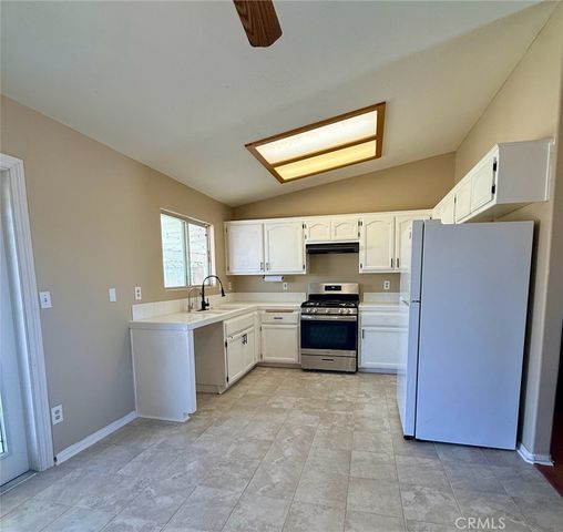 18401 Westlawn St, Hesperia, CA 92345