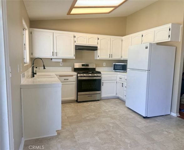 18401 Westlawn St, Hesperia, CA 92345