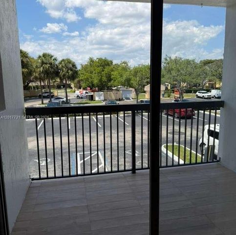 7610 Westwood Dr 122, Tamarac, FL 33321