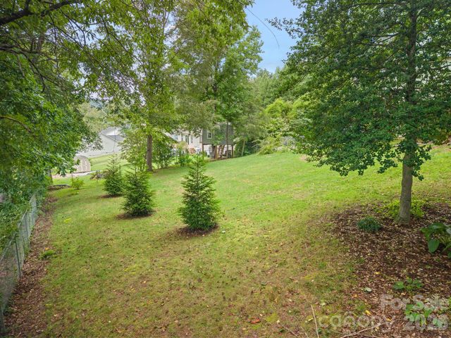 135 Plantation Drive, Hendersonville, NC 28792