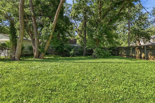 7944 Oak Street, Kansas City, MO 64114