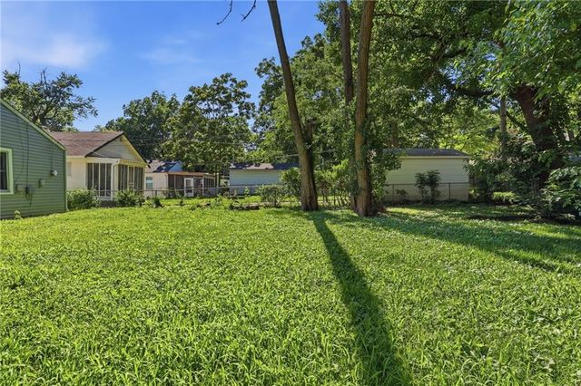 7944 Oak Street, Kansas City, MO 64114