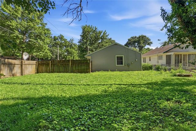 7944 Oak Street, Kansas City, MO 64114