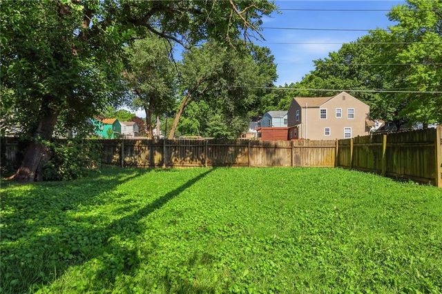 7944 Oak Street, Kansas City, MO 64114