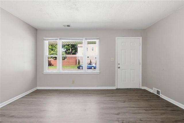 7944 Oak Street, Kansas City, MO 64114