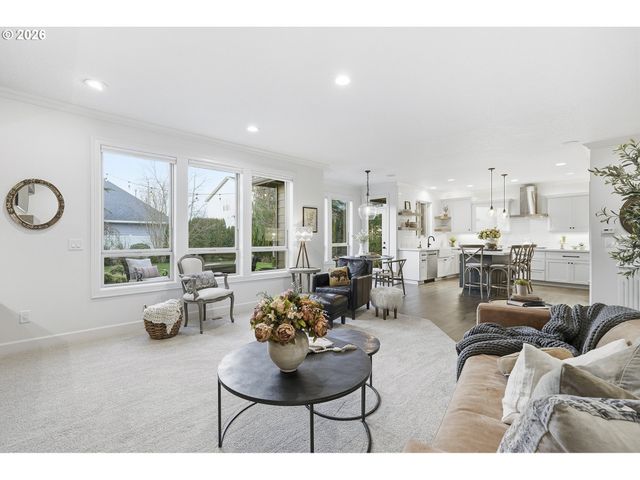 2863 OLYMPIC St, Woodburn, OR 97071