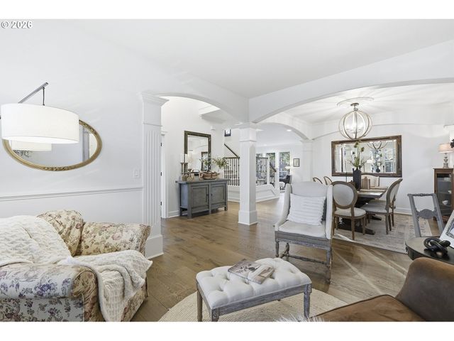 2863 OLYMPIC St, Woodburn, OR 97071