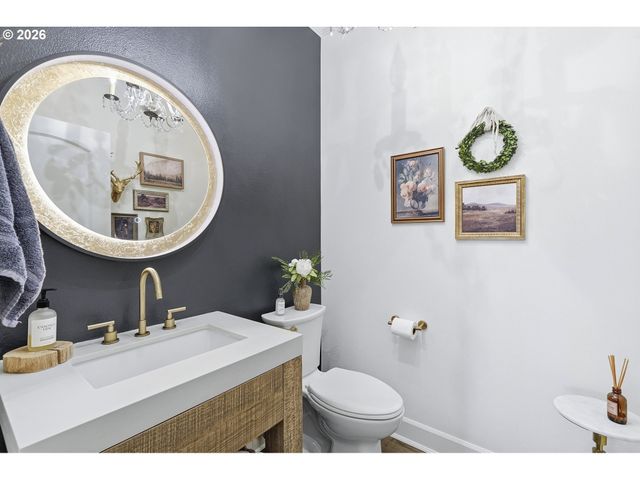 2863 OLYMPIC St, Woodburn, OR 97071