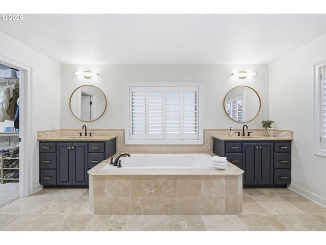 2863 OLYMPIC St, Woodburn, OR 97071