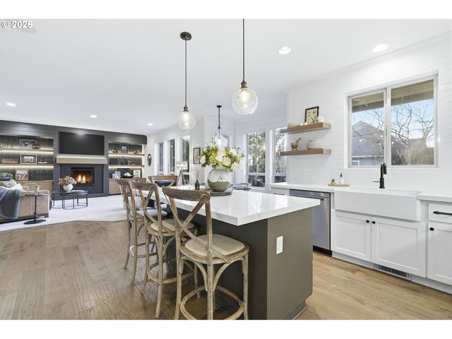 2863 OLYMPIC St, Woodburn, OR 97071