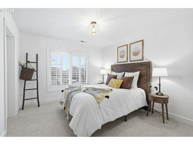 2863 OLYMPIC St, Woodburn, OR 97071