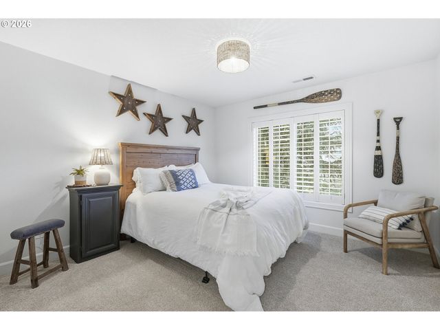 2863 OLYMPIC St, Woodburn, OR 97071