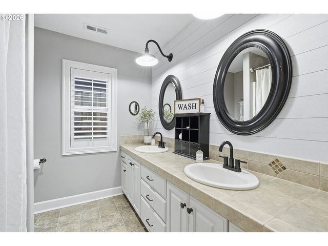 2863 OLYMPIC St, Woodburn, OR 97071