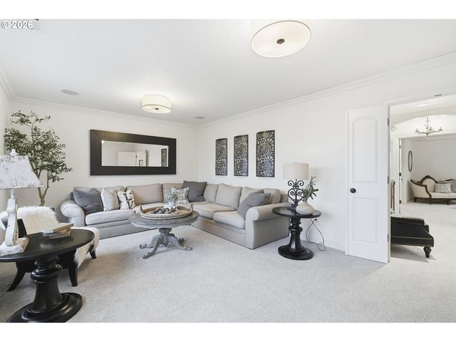 2863 OLYMPIC St, Woodburn, OR 97071