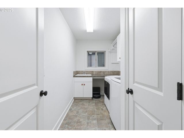 2863 OLYMPIC St, Woodburn, OR 97071