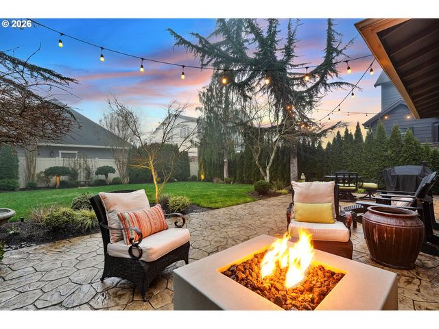 2863 OLYMPIC St, Woodburn, OR 97071