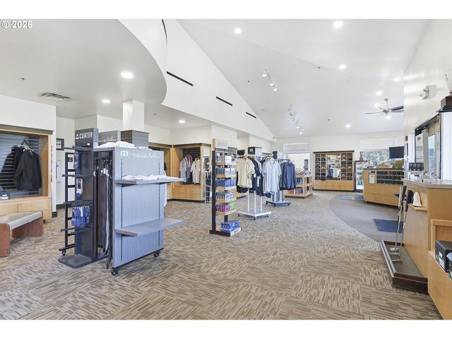 2863 OLYMPIC St, Woodburn, OR 97071