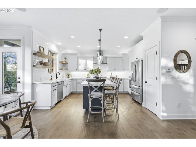 2863 OLYMPIC St, Woodburn, OR 97071