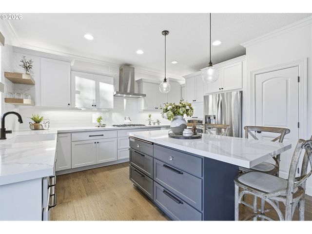 2863 OLYMPIC St, Woodburn, OR 97071