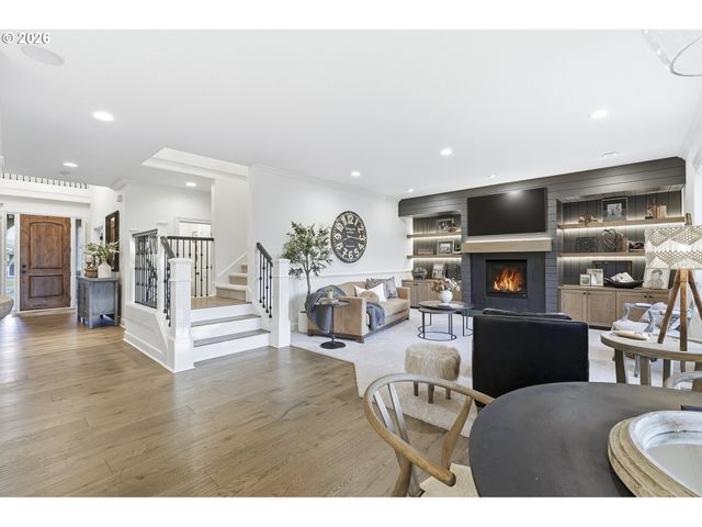 2863 OLYMPIC St, Woodburn, OR 97071