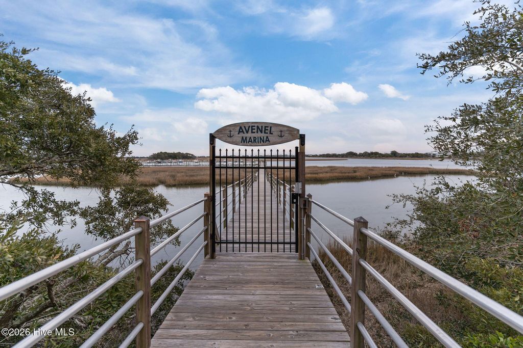 Image 4 of property listing at 1401 Avenel Drive, Wilmington, NC 28411