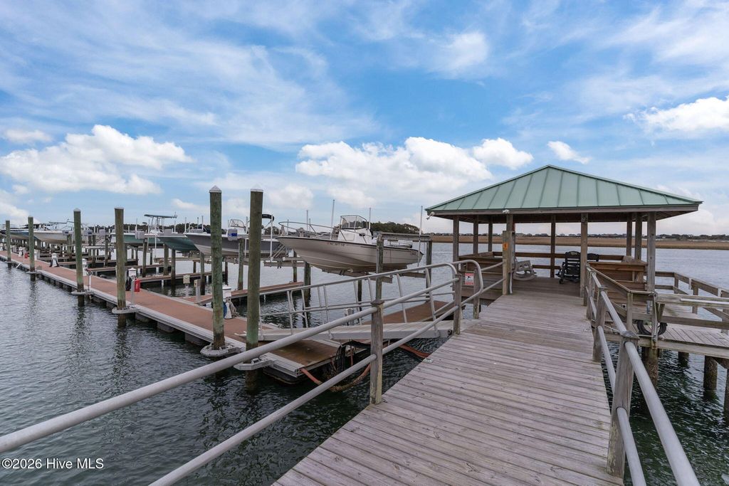 Image 5 of property listing at 1401 Avenel Drive, Wilmington, NC 28411