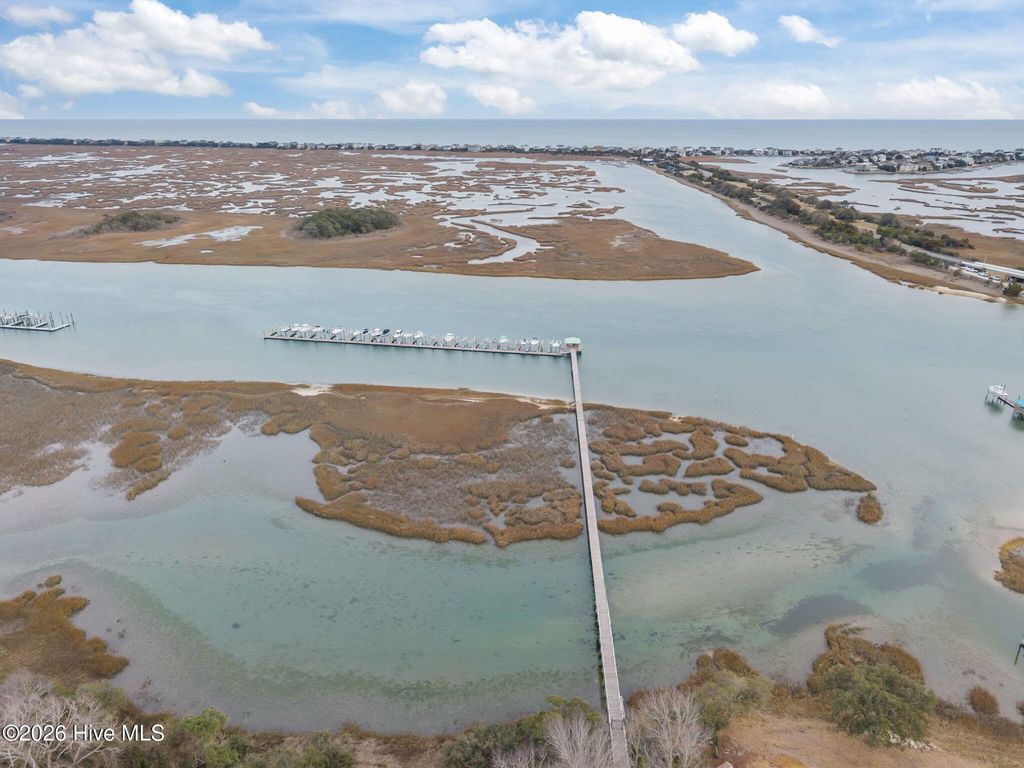 Image 7 of property listing at 1401 Avenel Drive, Wilmington, NC 28411