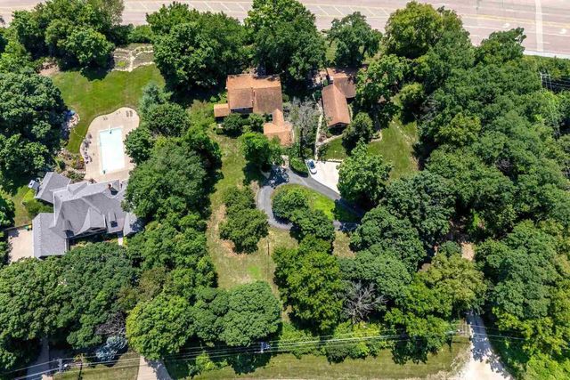 25111 VALLEY Drive, Pleasant Valley, IA 52722