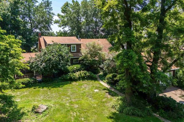 25111 VALLEY Drive, Pleasant Valley, IA 52722